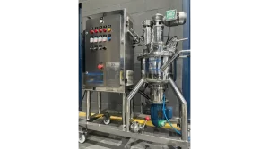Sistema piloto em skid Inox Biaso com painel de controle automatizado e reator em aço inox, ideal para testes e desenvolvimento de processos industriais.