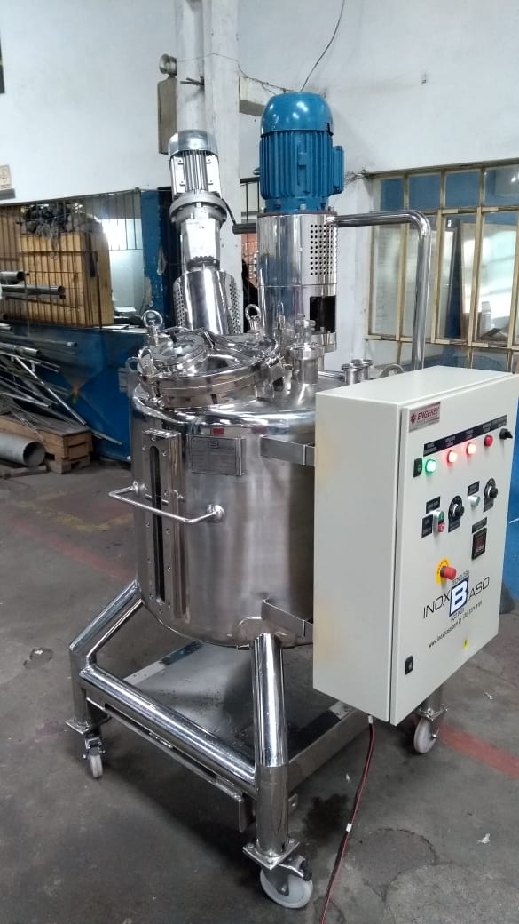 Reator piloto em skid completo da Inox Biaso, com painel de comando digital e estrutura móvel em aço inox para uso em indústrias químicas e farmacêuticas.