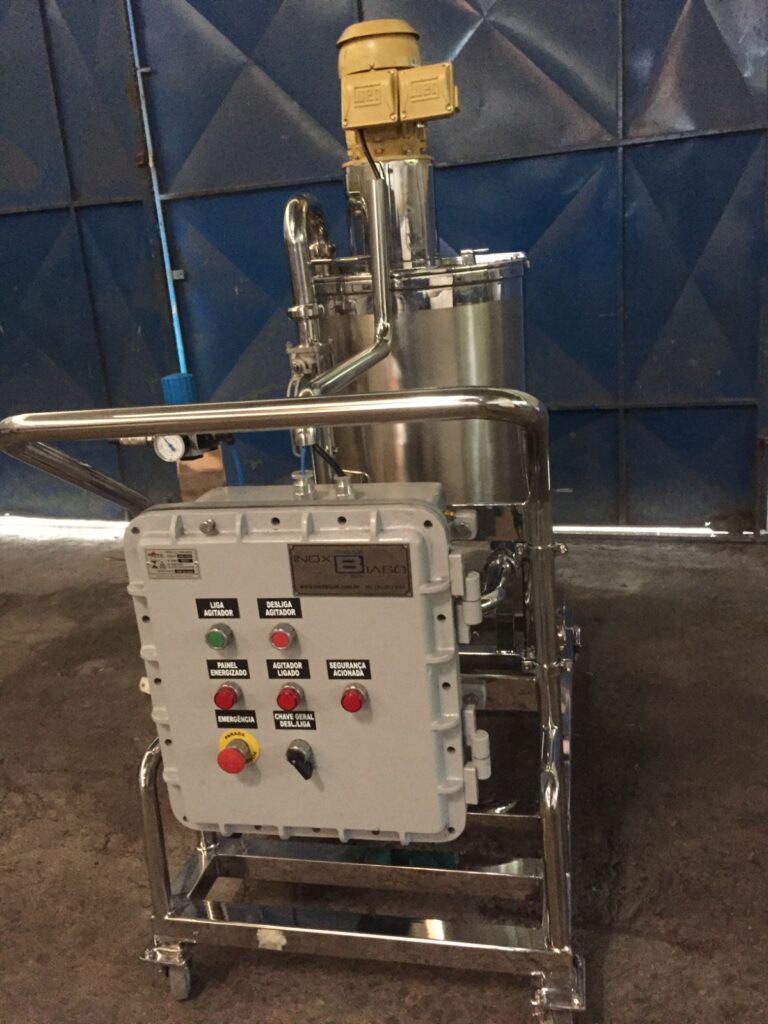 Tanque piloto em skid compacto da Inox Biaso com motor superior, estrutura em aço inox e sistema de controle de temperatura e agitação.