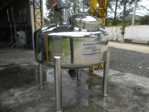 Tanque reator em aço inox Inox Biaso apoiado em quatro pés, instalado em área externa da fábrica para aplicações em processos químicos industriais
