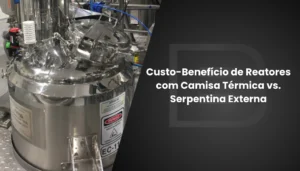 Banner promocional para o blog da Inox Biaso sobre custo-benefício de reatores com camisa térmica vs. serpentina externa. À esquerda, detalhe de um reator industrial de aço inox polido com acabamento espelhado, evidenciando a tampa superior com escotilha de inspeção e manômetros. À direita, sobre um fundo cinza-escuro, destaca-se o título em letras brancas: "Custo-Benefício de Reatores com Camisa Térmica vs. Serpentina Externa".