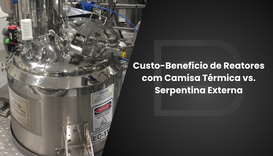 Banner promocional para o blog da Inox Biaso sobre custo-benefício de reatores com camisa térmica vs. serpentina externa. À esquerda, detalhe de um reator industrial de aço inox polido com acabamento espelhado, evidenciando a tampa superior com escotilha de inspeção e manômetros. À direita, sobre um fundo cinza-escuro, destaca-se o título em letras brancas: "Custo-Benefício de Reatores com Camisa Térmica vs. Serpentina Externa".