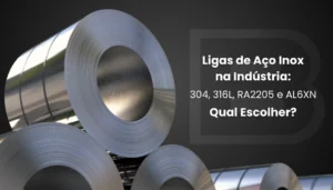 Uma imagem promocional dividida diagonalmente, mostrando rolos de aço inoxidável industriais à esquerda e o título do blog à direita sobre um fundo escuro. O título, em branco, diz "Ligas de Aço Inox na Indústria: 304, 316L, RA2205 e AL6XN. Qual Escolher?", acompanhado do logótipo "INOX BIASO".